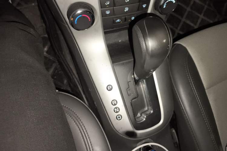 Used Chevrolet Cruze 2013 1.8L SE AT Gear Lever