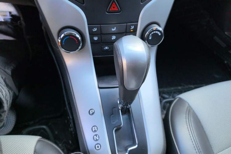 Used Chevrolet Cruze 2013 1.8L SE AT Gear Lever