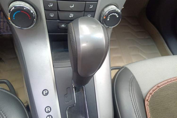 Used Chevrolet Cruze 2013 1.8L SE AT Gear Lever