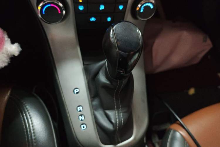 Used Chevrolet Cruze 2013 1.8L SE AT Gear Lever