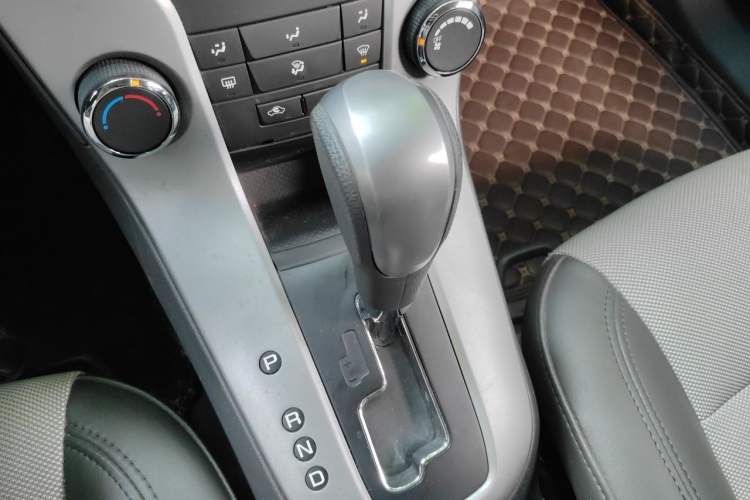 Used Chevrolet Cruze 2013 1.8L SE AT Gear Lever