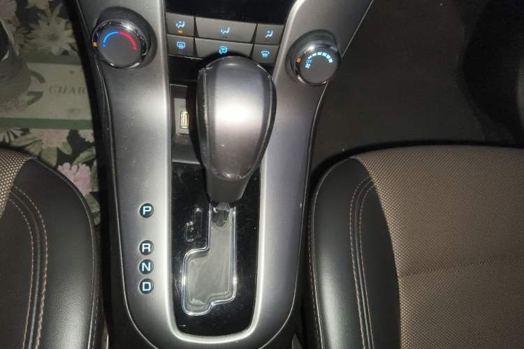 Used Chevrolet Cruze 2013 Hatchback 1.6L Automatic Luxury Model Gear Lever