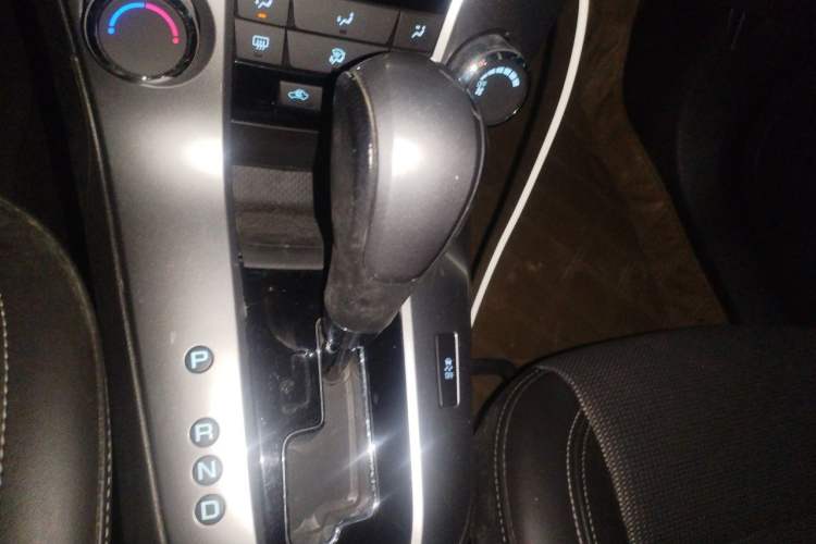Used Chevrolet Cruze 2013 Hatchback 1.6T Automatic Flagship Model Gear Lever