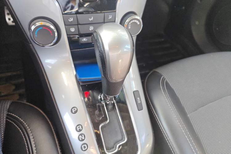 Used Chevrolet Cruze 2013 Hatchback 1.6T Automatic Flagship Model Gear Lever
