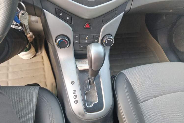Used Chevrolet Cruze 2013 1.8L SE AT Gear Lever