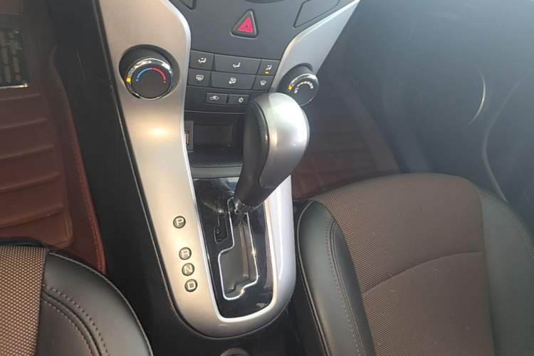 Used Chevrolet Cruze 2013 Hatchback 1.6L Automatic Luxury Model Gear Lever