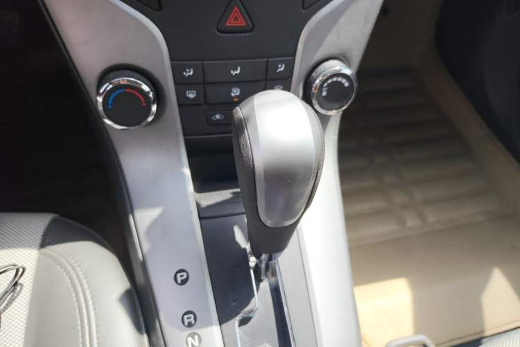 Used Chevrolet Cruze 2013 1.6L SE AT Gear Lever