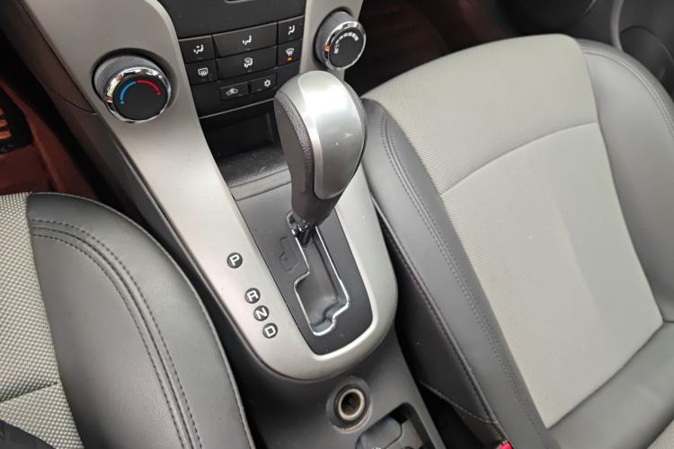 Used Chevrolet Cruze 2013 1.8L SE AT Gear Lever