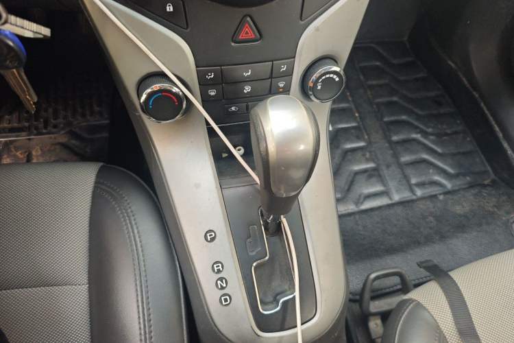 Used Chevrolet Cruze 2013 1.8L SE AT Gear Lever
