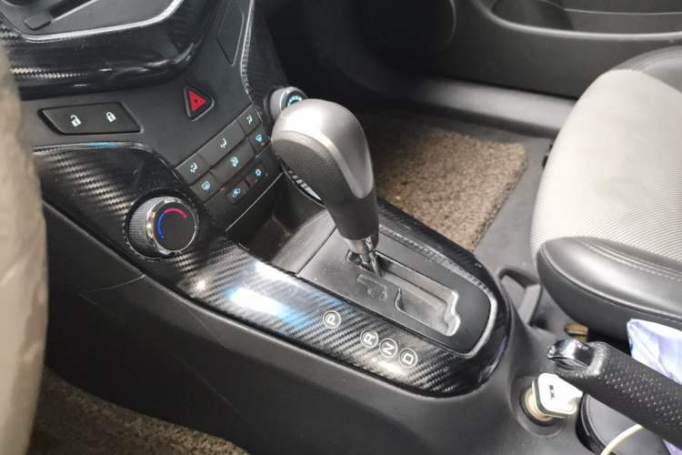 Used Chevrolet Cruze 2013 1.8L SE AT Gear Lever