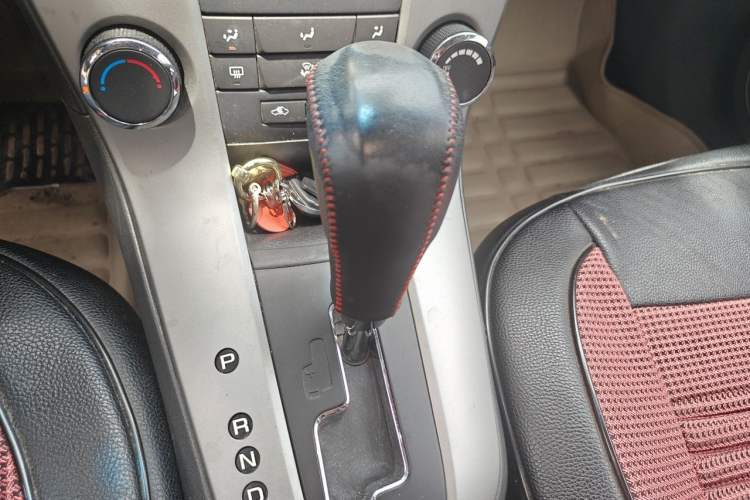 Used Chevrolet Cruze 2013 1.8L SE AT Gear Lever