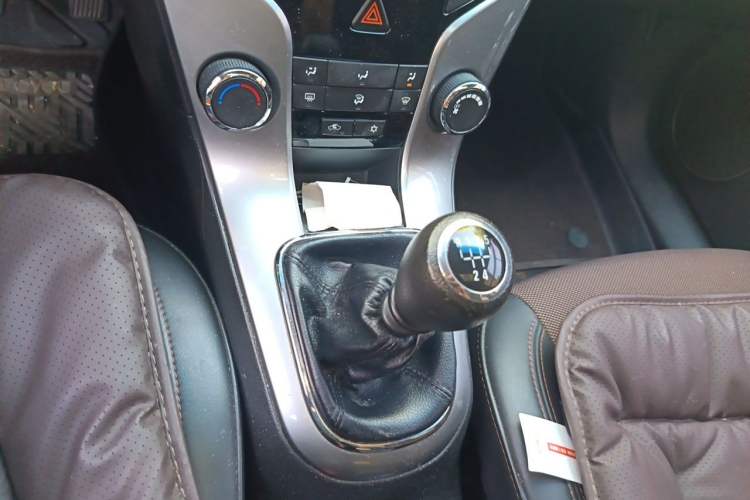 Used Chevrolet Cruze 2013 Hatchback 1.6L Manual Luxury Model Gear Lever