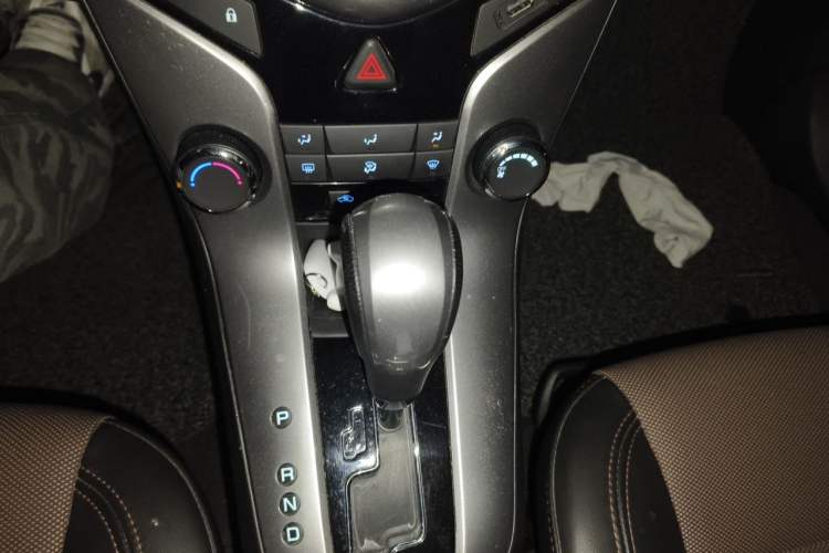 Used Chevrolet Cruze 2013 Hatchback 1.6L Automatic Luxury Model Gear Lever