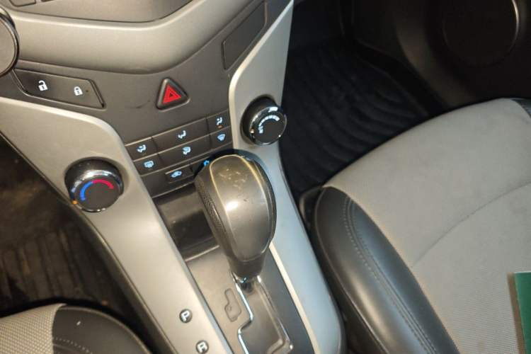Used Chevrolet Cruze 2013 1.8L SE AT Gear Lever