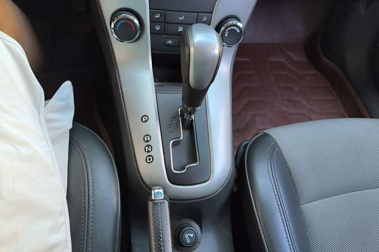 Used Chevrolet Cruze 2013 1.8L SE AT Gear Lever