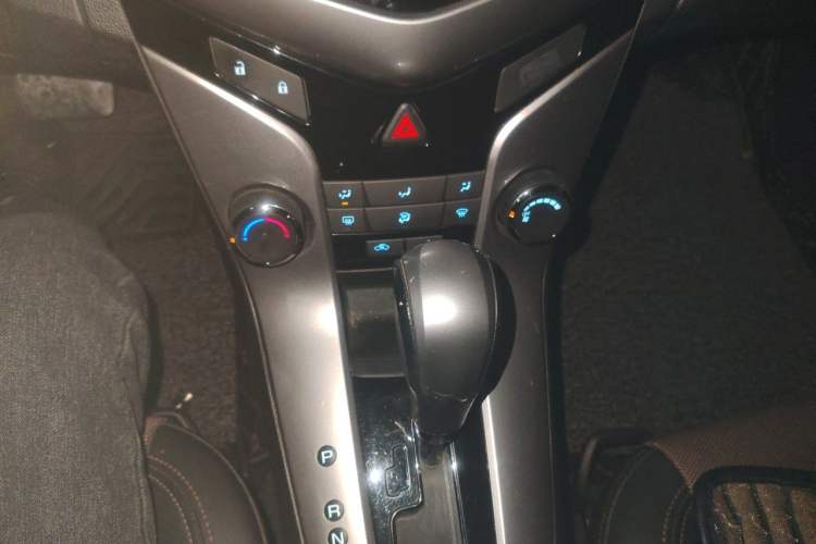Used Chevrolet Cruze 2013 Hatchback 1.6L Automatic Luxury Model Gear Lever