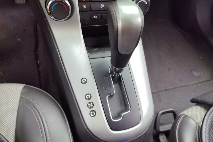 Used Chevrolet Cruze 2013 1.6L SE AT Gear Lever