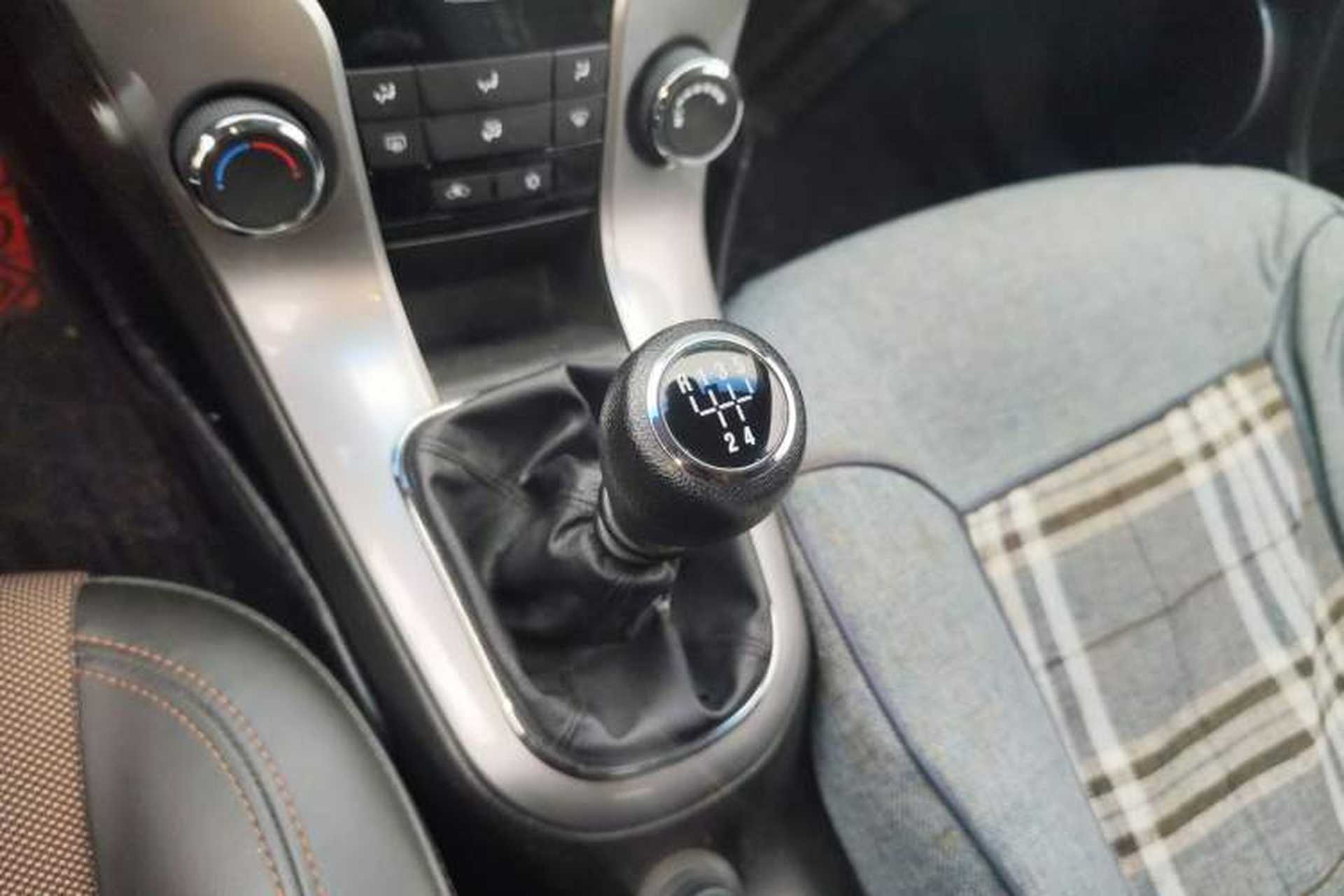Used Chevrolet Cruze 2013 Hatchback 1.6L Manual Luxury Model Gear Lever