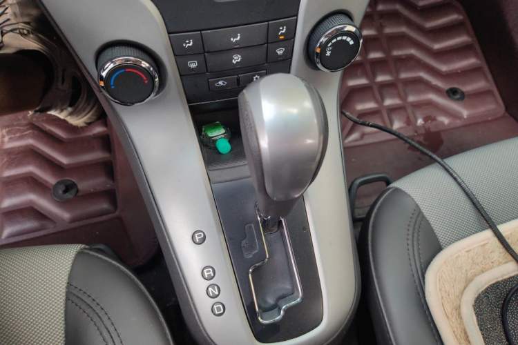 Used Chevrolet Cruze 2013 1.8L SE AT Gear Lever