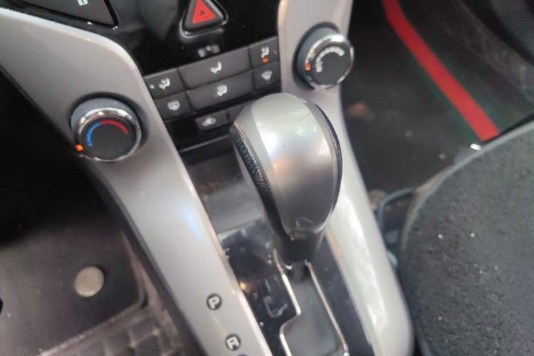 Used Chevrolet Cruze 2013 Hatchback 1.6L Automatic Luxury Model Gear Lever