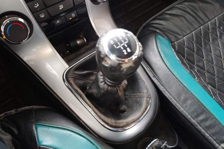 Used Chevrolet Cruze 2013 Hatchback 1.6L Manual Luxury Model Gear Lever
