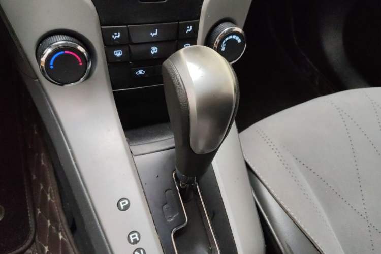 Used Chevrolet Cruze 2013 1.8L SE AT Gear Lever