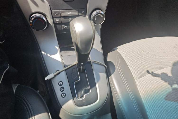 Used Chevrolet Cruze 2013 1.6L SE AT Gear Lever