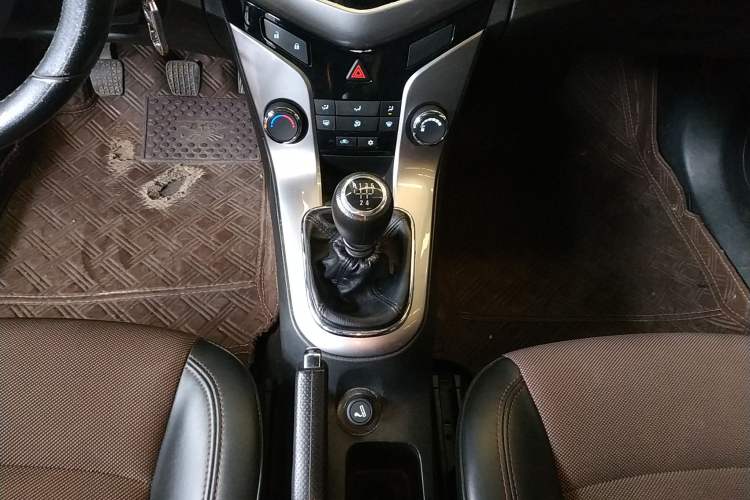 Used Chevrolet Cruze 2013 Hatchback 1.6L Manual Luxury Model Gear Lever