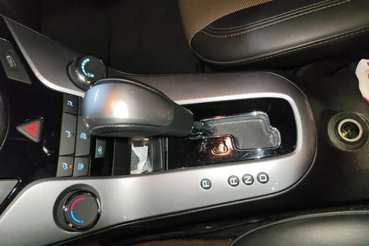 Used Chevrolet Cruze 2013 Hatchback 1.6L Automatic Luxury Model Gear Lever