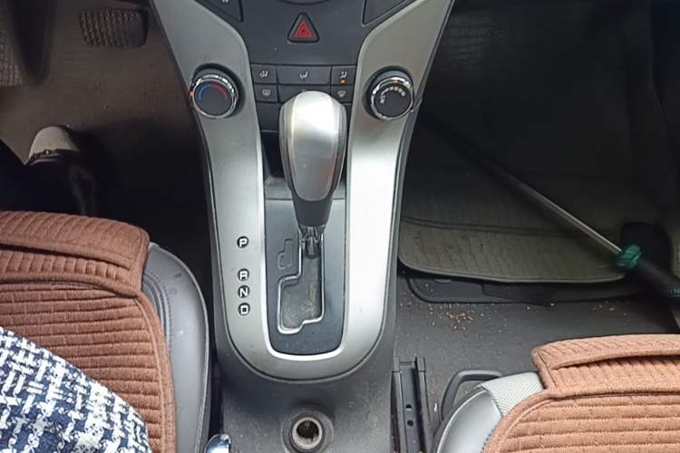 Used Chevrolet Cruze 2013 1.8L SE AT Gear Lever