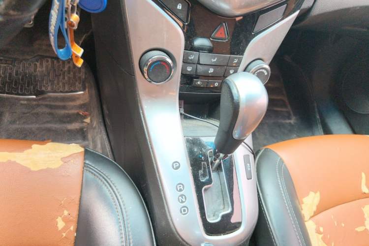 Used Chevrolet Cruze 2013 Hatchback 1.6T Automatic Flagship Model Gear Lever