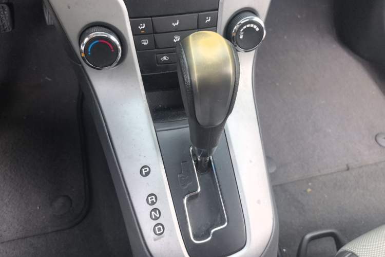 Used Chevrolet Cruze 2013 1.8L SE AT Gear Lever