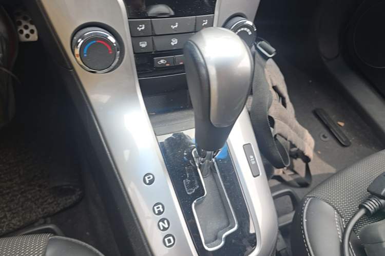 Used Chevrolet Cruze 2013 Hatchback 1.6T Automatic Flagship Model Gear Lever