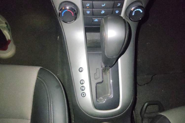 Used Chevrolet Cruze 2013 1.8L SE AT Gear Lever