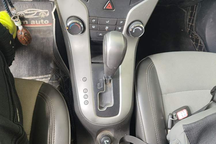 Used Chevrolet Cruze 2013 1.8L SE AT Gear Lever