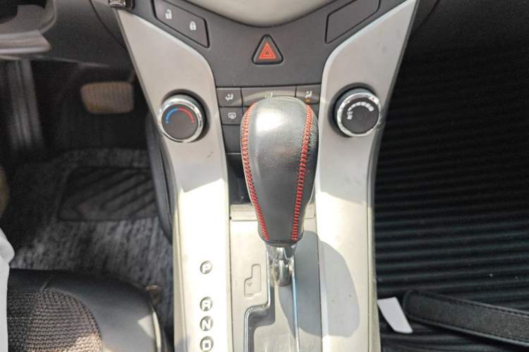 Used Chevrolet Cruze 2013 1.8L SE AT Gear Lever