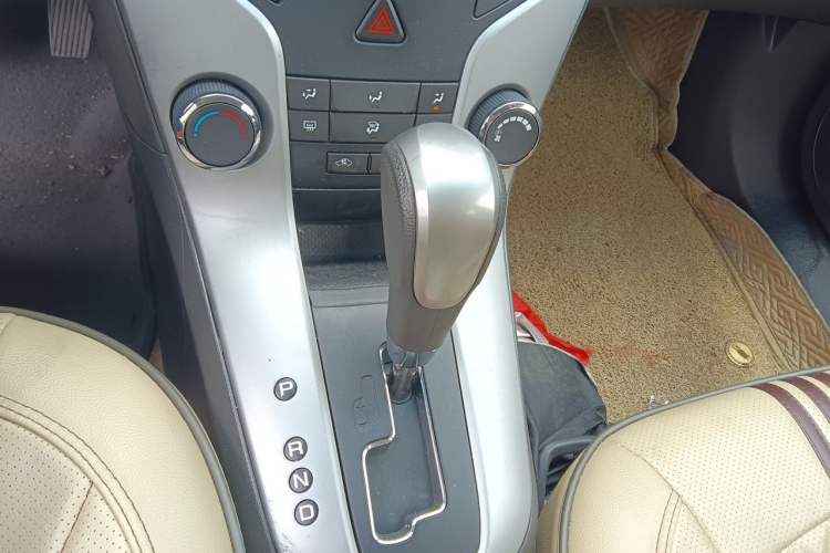 Used Chevrolet Cruze 2013 1.8L SE AT Gear Lever