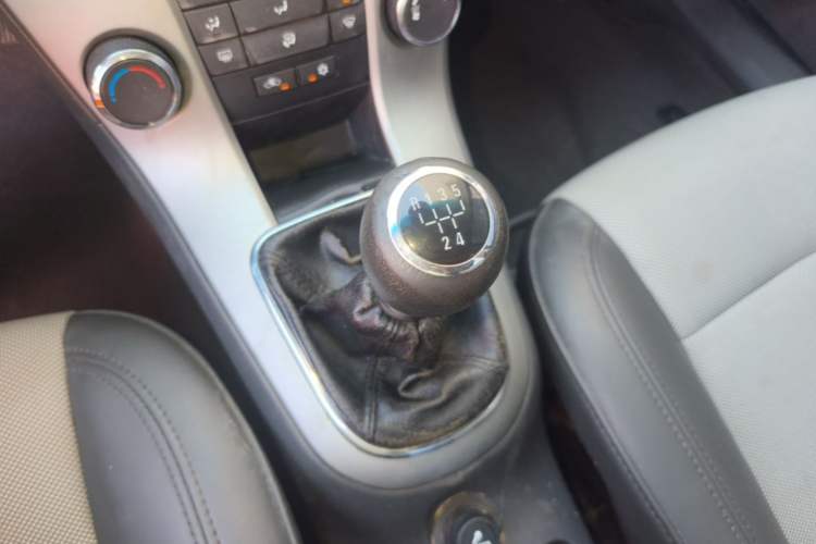 Used Chevrolet Cruze 2013 1.6L SL MT Gear Lever