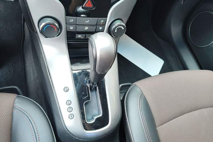 Used Chevrolet Cruze 2013 Hatchback 1.6L Automatic Luxury Model Gear Lever