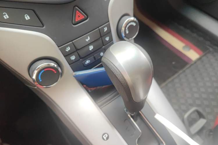 Used Chevrolet Cruze 2013 1.8L SE AT Gear Lever