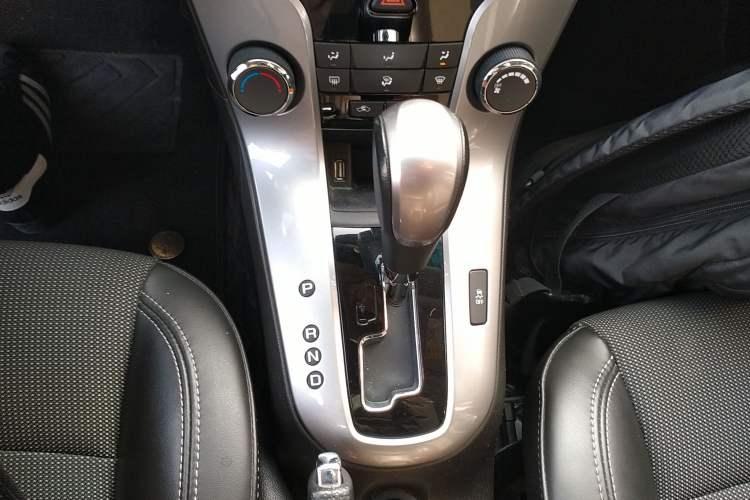 Used Chevrolet Cruze 2013 Hatchback 1.6T Automatic Flagship Model Gear Lever