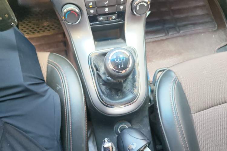Used Chevrolet Cruze 2013 Hatchback 1.6L Manual Luxury Model Gear Lever