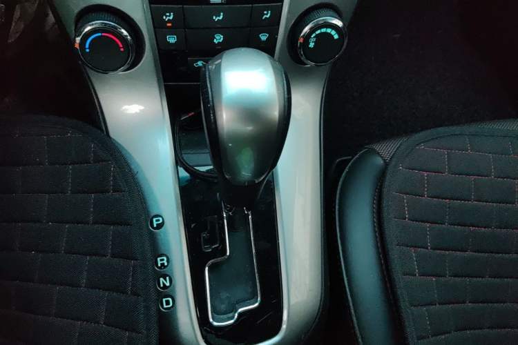 Used Chevrolet Cruze 2013 Hatchback 1.6L Automatic Luxury Model Gear Lever