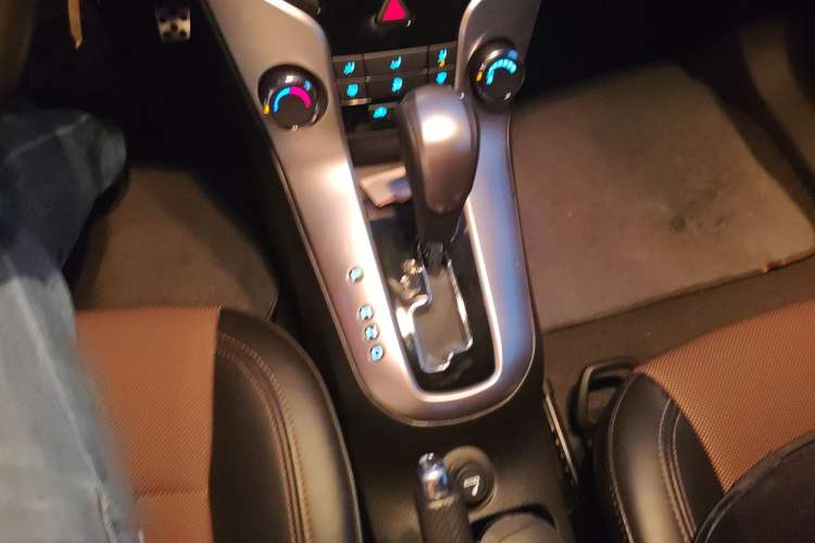 Used Chevrolet Cruze 2013 Hatchback 1.6L Automatic Luxury Model Gear Lever