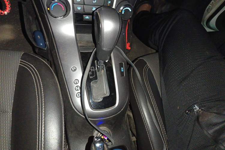 Used Chevrolet Cruze 2013 Hatchback 1.6T Automatic Flagship Model Gear Lever