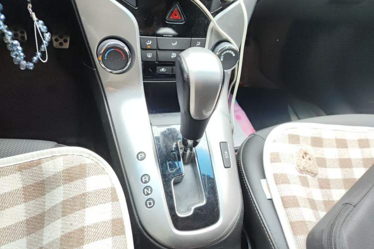 Used Chevrolet Cruze 2013 Hatchback 1.6T Automatic Flagship Model Gear Lever
