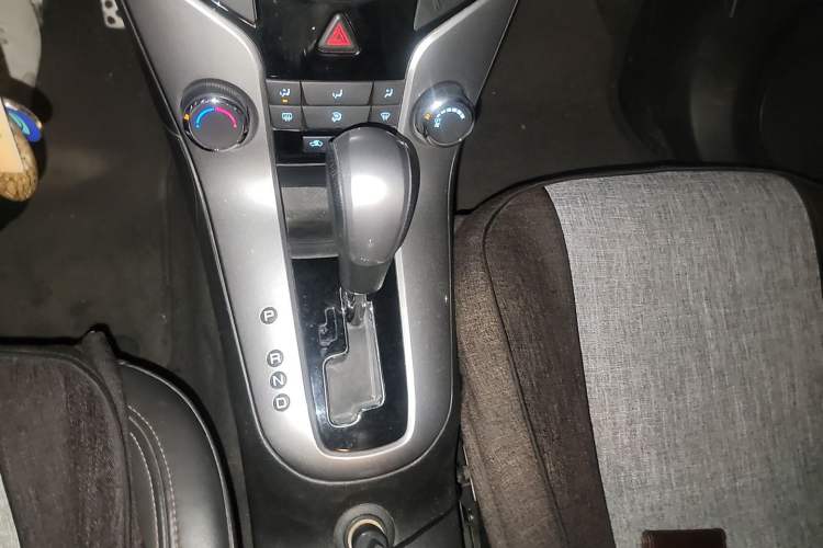 Used Chevrolet Cruze 2013 Hatchback 1.6L Automatic Luxury Model Gear Lever