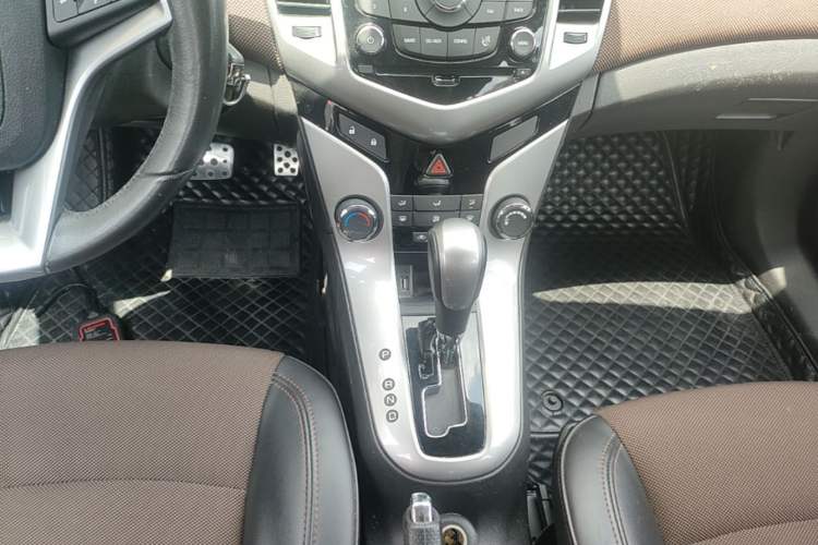 Used Chevrolet Cruze 2013 Hatchback 1.6L Automatic Luxury Model Gear Lever