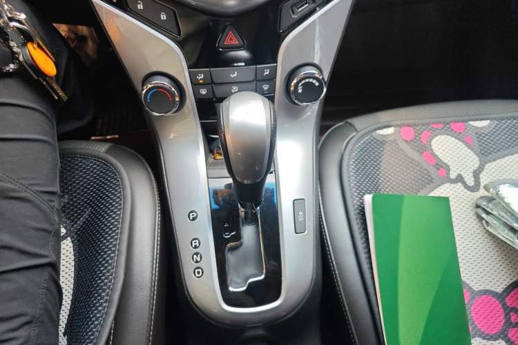Used Chevrolet Cruze 2013 Hatchback 1.6T Automatic Flagship Model Gear Lever