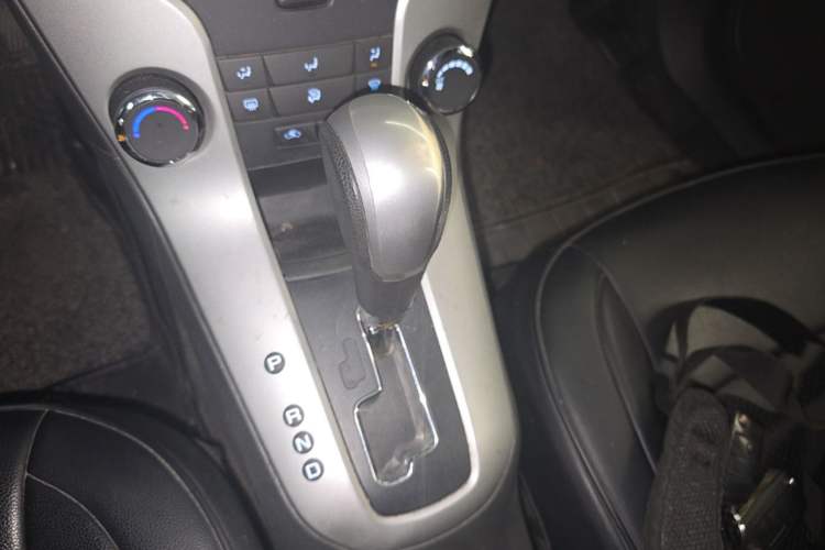 Used Chevrolet Cruze 2013 1.8L SE AT Gear Lever